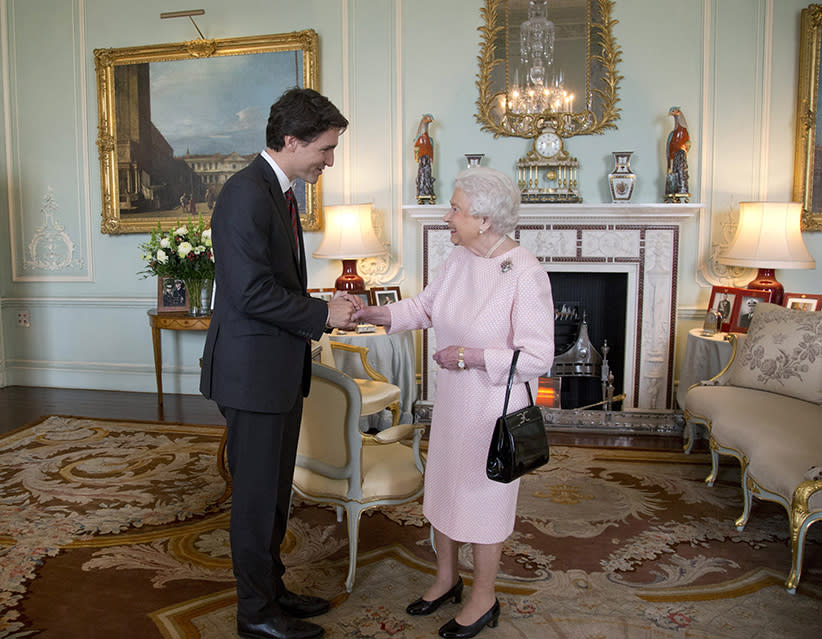 <p>Jeune, il a rencontré la reine Elizabeth II, il a été reçu en audience par le pape et a assisté aux funérailles du dirigeant soviétique Leonid Brejnev. Il a retrouvé la Reine en 2015 pour une visite officielle à Buckingham Palace. Comme quoi, son destin était écrit. Crédit : Getty </p>