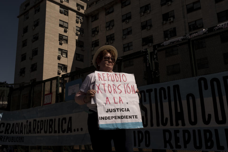 Grafiti a favor de la vicepresidenta Cristina Fernández de Kirchner en la Avenida Independencia en Buenos Aires. (Anne Pouchard Serra/The New York Times)