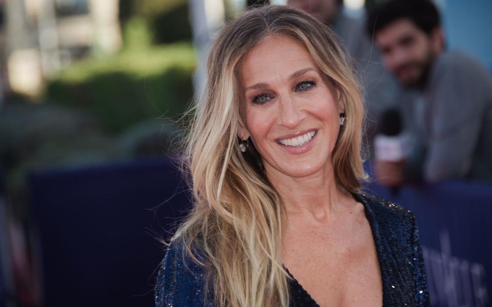 Vom Tellerwäscher zum Millionär: Zahlreiche Prominente wie etwa Sarah Jessica Parker machten das (amerikanische) Märchen tatsächlich wahr und arbeiteten sich aus ärmsten Verhältnissen zum (Hollywood-)Star hoch. Wer vor seinem steilen Aufstieg im VW-Bus wohnte, auf der Parkbank schlief und von Sozialhilfe lebte, verrät die Galerie ... (Bild: Francois G. Durand/WireImage/Getty Images)