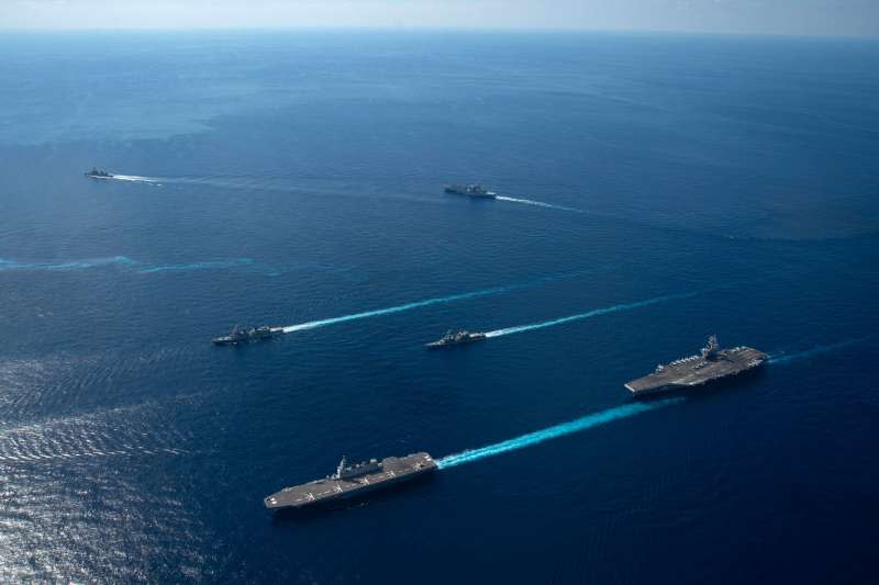 面對中國在太平洋地區加強軍事活動，日本與美國的部隊26日在日本周邊展開兩年一度的「銳劍」海陸空軍事演習。（美國海軍官網）