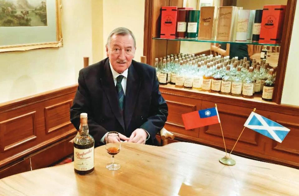 格蘭花格酒廠第5代傳人John Grant，在桌上擺置了中華民國與蘇格蘭的國旗。