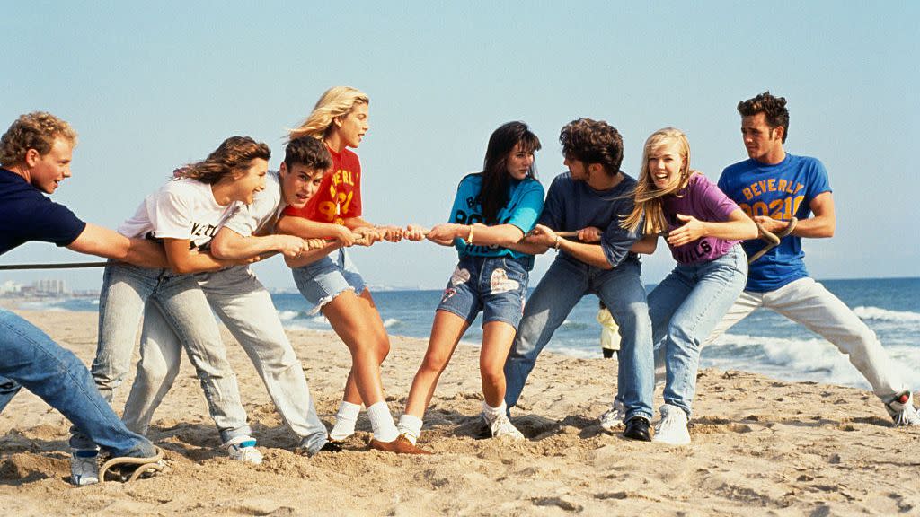 ian ziering, gabrielle carteris, brian austin green, tori spelling, shannen doherty, jason priestley, jennie garth, and luke perry in character for beverly hills 90210