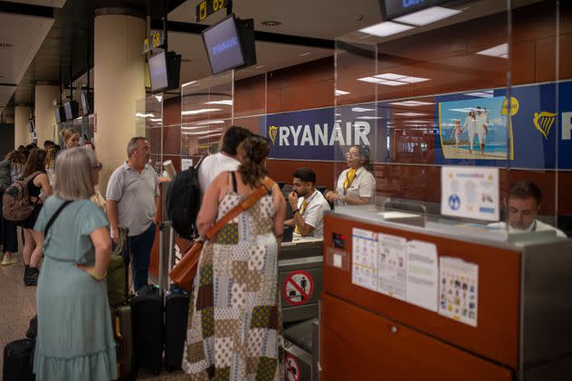 Varios usuarios son atendidos por personal de la compañía Ryanair. (Photo: Europa Press News via Getty Images)