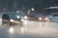 <p>Starkregen und massive Windböen sorgten im Hamburger Straßenverkehr für Behinderungen. (Bild: Bodo Marks/dpa) </p>