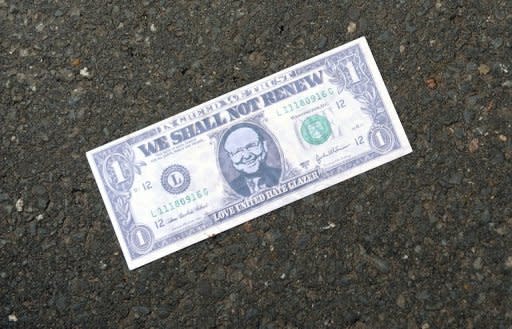 Aficionados opuestos al ingreso del Manchester United en la Bolsa de Nueva York, arrojaron billetes con la imagen del principal accionista del club, el estadounidense Malcolm Glazer, el 09 de agosto de 2012 en las proximidades de Old Trafford, en Manchester. (AFP | paul ellis)