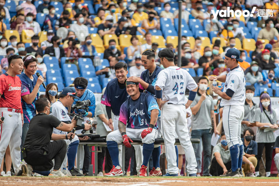 大師兄林智勝在全壘打大賽休息時間，有一堆學弟來幫他按摩。（呂權紘／攝）（20220731）