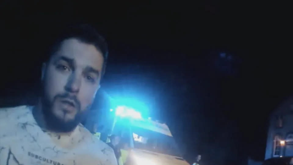 White auf Bodycam-Aufnahmen der Polizei, nachdem er im September 2019 zwei Einbrecher von der Straße gedrängt hatte. (Channel 4)