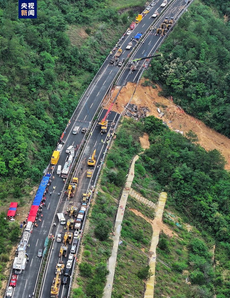 中國南部廣東省梅州市的一條高速公路發生路面塌陷，死亡人數已上升至24人，另有30人受傷。（圖／翻攝自央視）