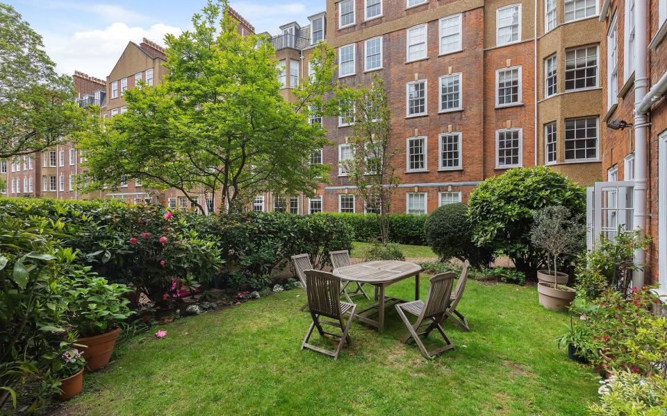 This ground floor flat has direct access to the communal gardens