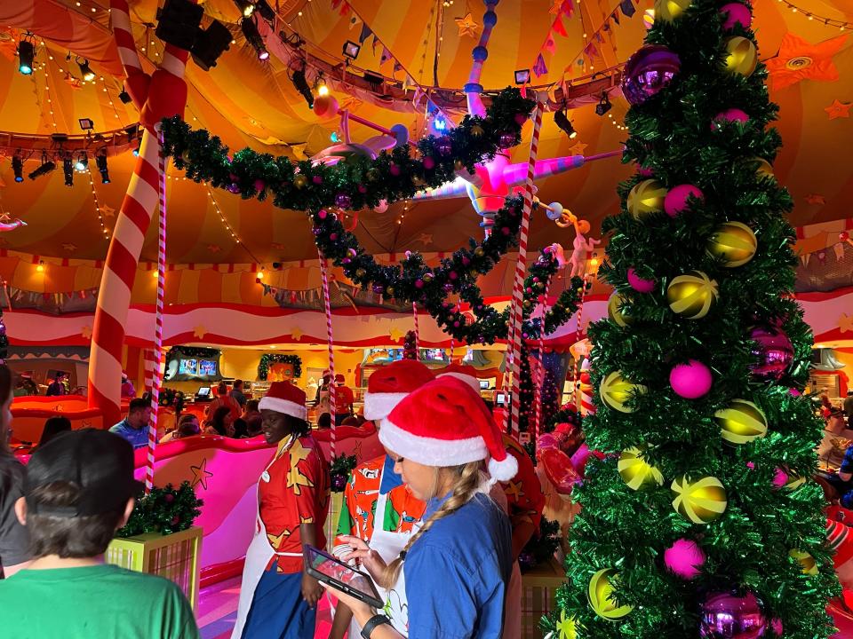 holiday decor at the grinch character breakfast in universal