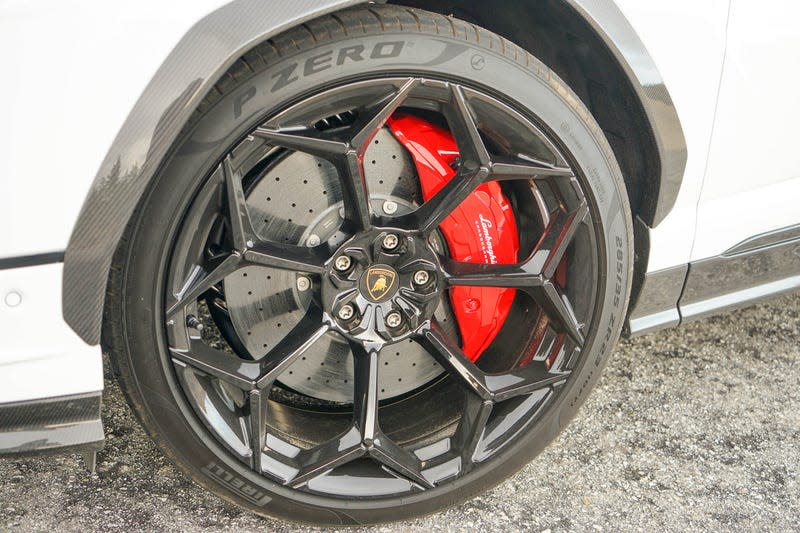 The 23-inch wheel on a 2023 Lamborghini Urus Performante