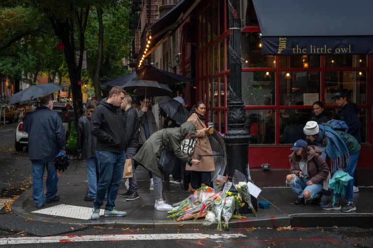 Cientos de fanáticos se reunieron afuera del edificio de West Village que simuló el apartamento de Friends; sitcom donde el actor se lució en 10 temporadas