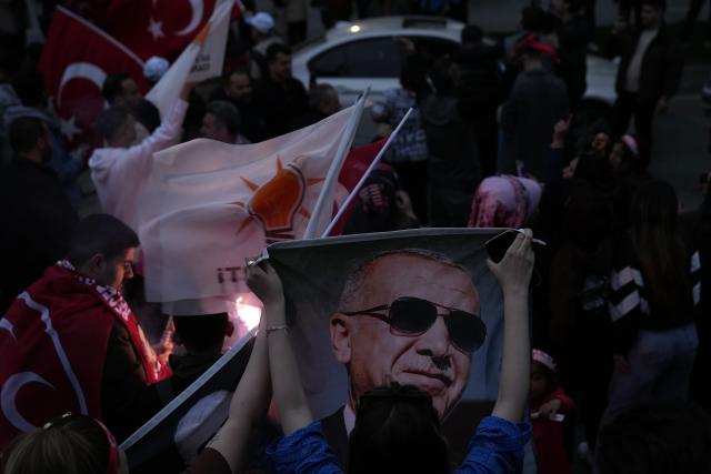 Simpatizantes apoyan al presidente turco Recep Tayyip Erdogan afuera de la sede del Partido de la Justicia y el Desarrollo, el domingo 14 de mayo de 2023, en Estambul, Turquía. (AP Foto/Khalil Hamra)