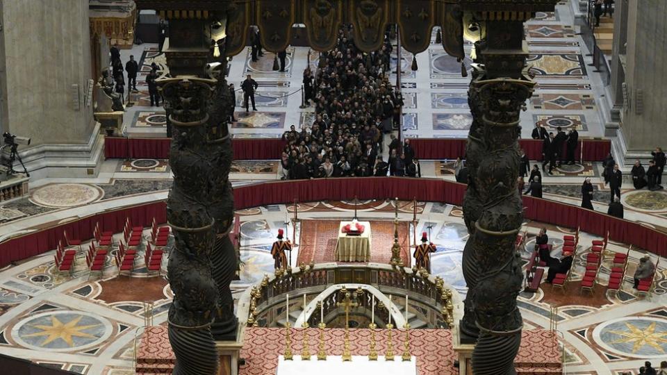 El cuerpo del papa Benedicto XVI