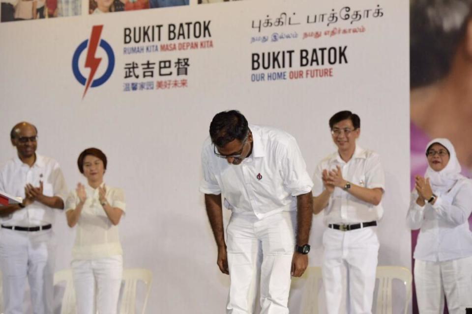 Murali Pillai takes a bow at the start of the rally (Photo: Bryan Huang/ Yahoo Singapore)