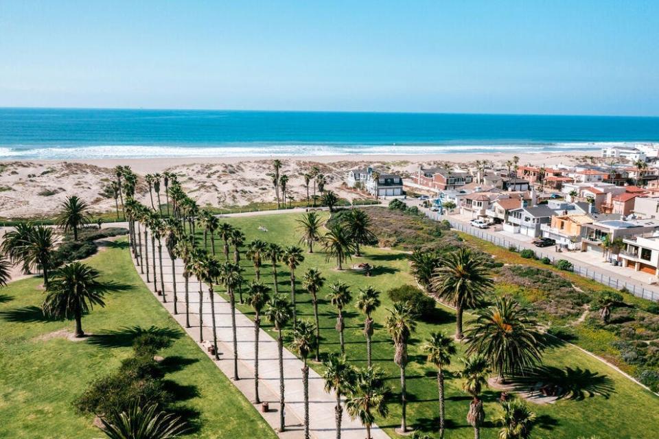 The numerous amenities at 'Olol'koy Beach Park (Oxnard Beach Park) make it easy to enjoy a full day on the sand