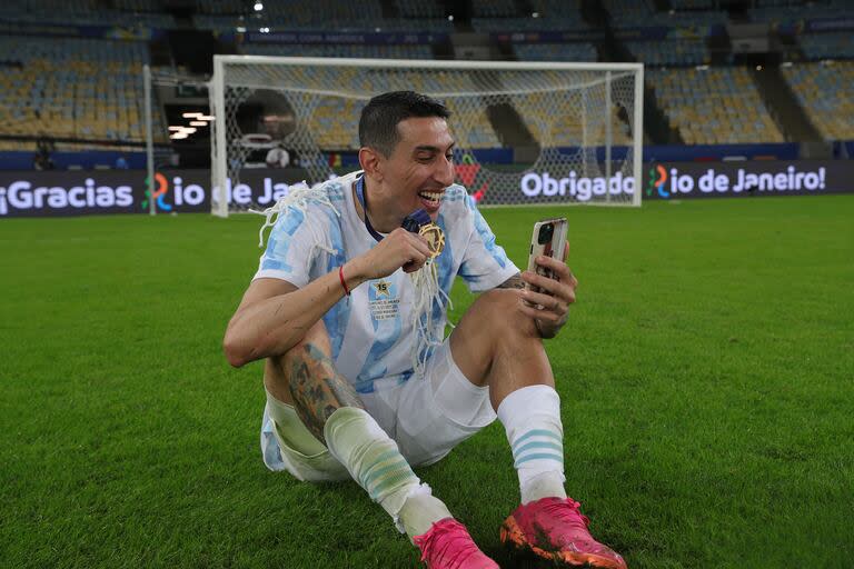 El festejo solitario y a la distancia con la familia, desde el césped del Maracaná, tras la conquista de la Copa América 2021 con un gol suyo