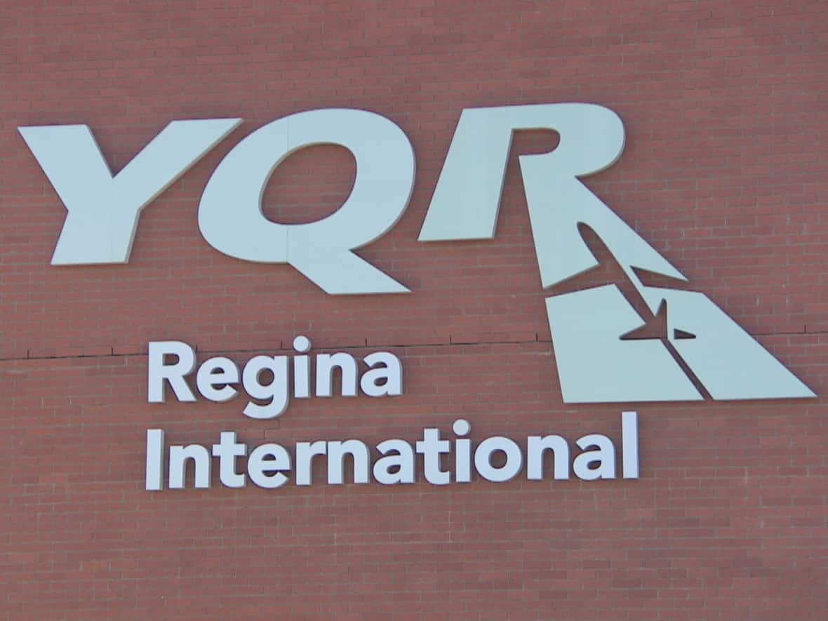 A construction worker died Friday night while working at the Regina International Airport. (Radio-Canada - image credit)