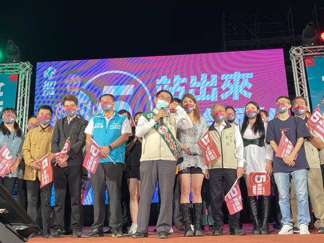 拚連任的台南市長黃偉哲（左五）選前之夜最後衝刺。（曹婷婷攝）
