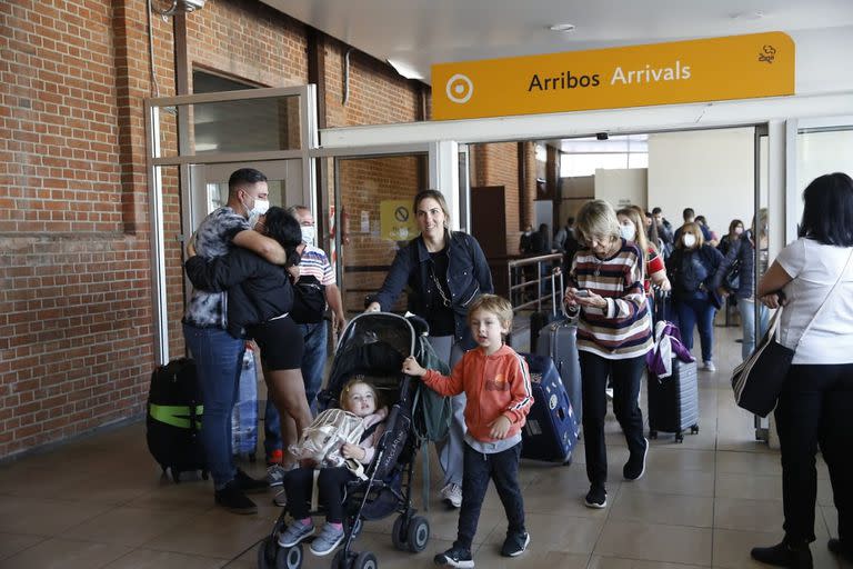 Los turistas uruguayos vía Buquebús arriban a la ciudad de Buenos Aires