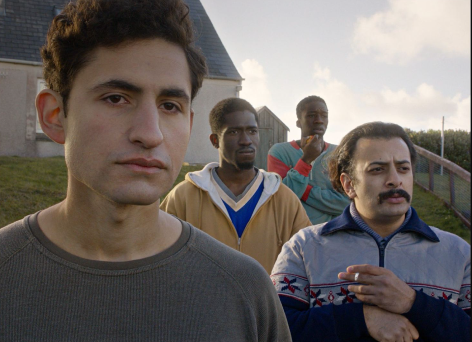 Amir El-Masry (à gauche) dans le film « Limbo » en 2020.