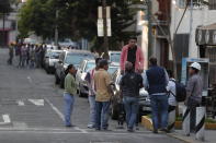 <p>MEX67. CIUDAD DE MÉXICO (MÉXICO), 16/02/2018.- Personas esperan en la calle tras un sismo registrado hoy, viernes 16 de febrero de 2018, en Ciudad de México (México). Un fuerte sismo de magnitud preliminar 7 sacudió hoy la Ciudad de México, así como el centro y el sur del país a las 17.39 hora local (23.39 GMT), con epicentro a ocho kilómetros al noreste de Pinotepa Nacional, estado sureño de Oaxaca, informó el Servicio Sismológico Nacional. EFE/José Méndez </p>