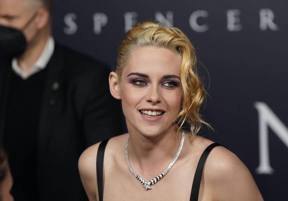 Kristen Stewart est apparue éblouissante sur le tapis rouge de l’avant-première de « Spencer », ce mardi 26 octobre. Déjà présenté à Venise et à Londres, le biopic était cette fois projeté au DGA Theater Complex de Los Angeles, situé sur le Sunset Boulevard. Des grands noms d’Hollywood étaient présents pour découvrir le long-métrage de Pablo Larraín, dans lequel l’interprète de Bella dans « Twilight » incarne Lady Diana. Le film retrace le destin tragique de la princesse des cœurs et reviendra sur les périodes sombres de son mariage avec le prince Charles. Il sortira le 5 novembre prochain dans les salles obscures américaines. En France, les spectateurs pourront visionner le film uniquement sur Amazon Prime Video. Un tapis rouge glamour La star du film, Kristen Stewart, est arrivée en crop-top noir accompagné d’une longue jupe en tulle noir et blanc. Une tenue signée de la maison Chanel, dont l’actrice est une des égéries depuis 2013. Décoré de nœuds et de dentelles, cet ensemble contrastait parfaitement avec ses cheveux blonds. À ses côtés sur le red carpet, on retrouvait Jack Farthing, qui joue le rôle du prince Charles à l’écran, ainsi que le réalisateur de « Spencer », Pablo Larraín. Mais d’autres actrices étaient également présentes pour soutenir leur amie Kristen Stewart : Emma Roberts et Ashley Benson. Comme toutes les célébrités conviées à l’événement, les deux comédiennes étaient vêtues de noir. L’actrice de la série « Scream Queens » arborait une robe courte accompagnée d’un petit sac rose poudré, tandis qu’Ashley Benson avait opté pour une robe longue en résilles, surplombée d’un blazer noir. Le mannequin Adriana Lima était également au rendez-vous, dans une robe bustier associée à de longs gants en cuir.