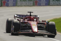 Charles Leclerc, piloto de Ferrari, maniobra su auto en la primera práctica del Gran Premio de Australia el viernes 22 de marzo del 2024 en Melbourne. (AP Foto/Scott Barbour)