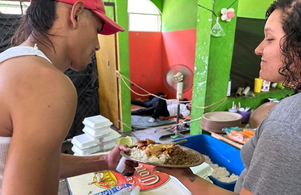 Javier N. y su esposa, a cargo del servicio y el reparto de comida. 