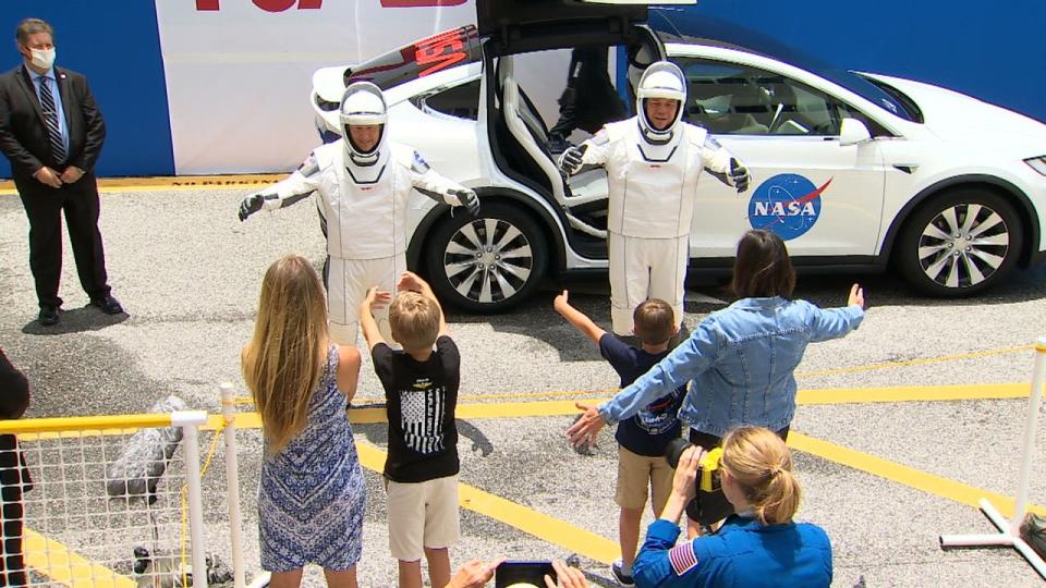 spacex astronauts crew dragon families