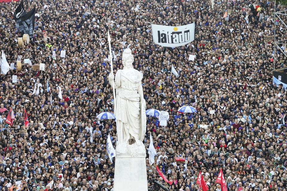 Manifestantes se congregan en el exterior de la Casa Rosada durante una marcha para exigir más financiación para las universidades públicas y protestar contra las medidas de austeridad propuestas por el presidente, Javier Milei, en Buenos Aires, Argentina, el 23 de abril de 2024. (AP Foto/Rodrigo Abd)