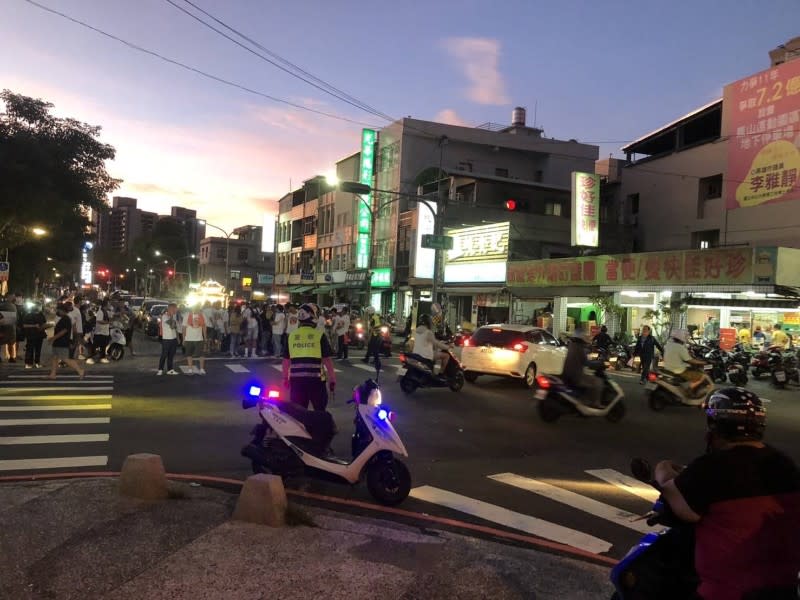 鳳警加強維持交通順暢及維護遶境秩序