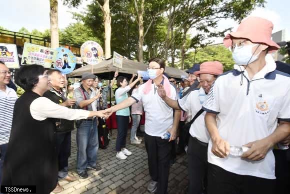 後備軍人健行暨全民國防宣導活動，在彰師大寶山校區舉行，各鄉鎮市後備軍人及家眷近一千人參與。（記者方一成攝）