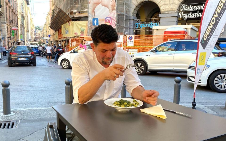 In Italien werden Tim Mälzer Gnocchi mit Pesto vorgesetzt. (Bild: RTL / Endemol Shine / Giuseppina Goduto)