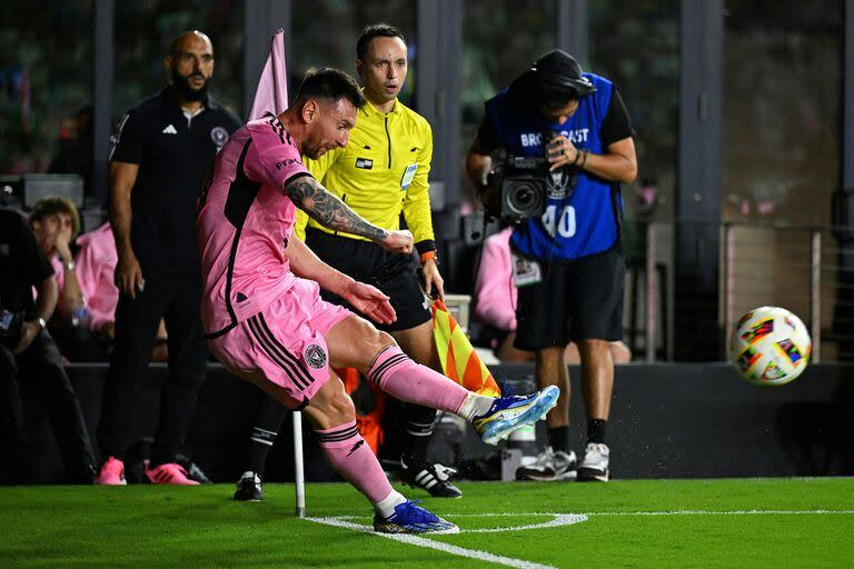 Lionel Messi y uno de sus intentos desde el córner durante el amistoso entre Inter Miami y Newell's disputado en Fort Lauderdale que terminó igualado 1-1