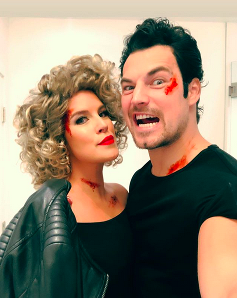 L'acteur de Grey's Anatomy Giacomo Gianniotti (qui joue le rôle d'Andrew DeLuca dans la série) pose ici avec une make-up artist. Les deux sont grimés en Danny et Sandy, les personnages principaux de Grease.