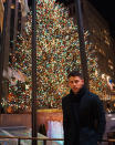 <p>Der Popstar stattete an Heiligabend noch einmal dem riesigen Weihnachtsbaum vor dem Rockefeller Center in New York einen Besuch ab.<br>(Foto: Instagram/Nick Jonas) </p>