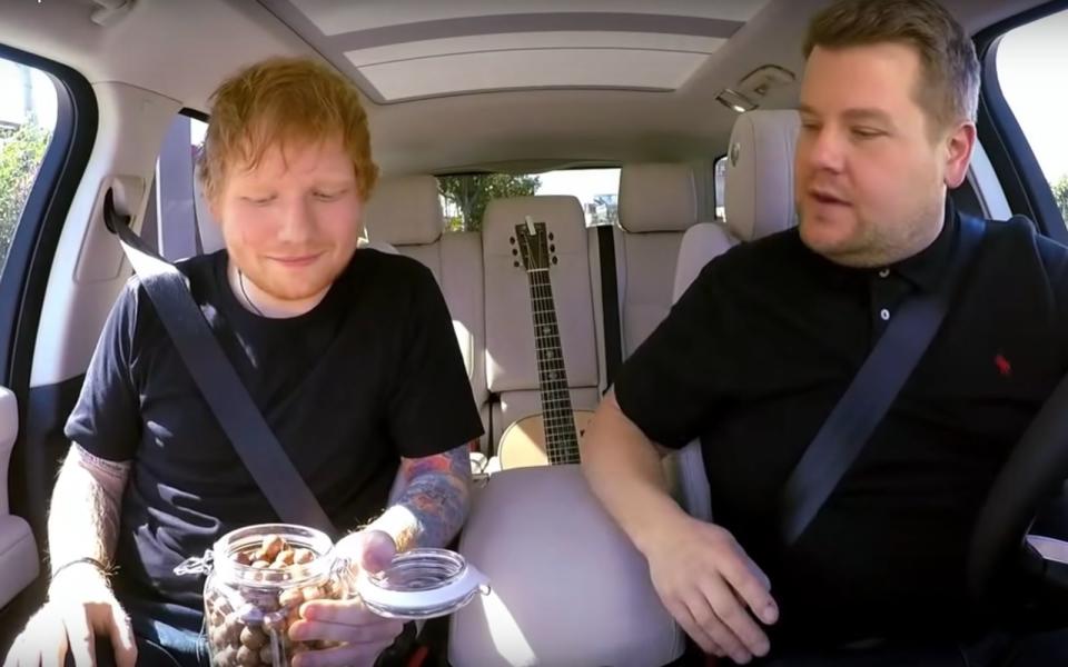 Ed Sheeran wurde als Musiker zum Weltstar, in ihm schlummern aber noch ganz andere Talente. 2017 ließ er sich in einer Folge von "Carpool Karaoke" von James Corden zu einer beeindruckenden Zirkusnummer überreden: Ed Sheeran stopfte 55 (!) Malteser-Schokokugeln in seinen Mund. (Bild: The Late Late Show With James Corden / YouTube)