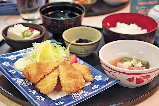 這是炸素菜定食，別誤會是炸豬扒。（周翠玲攝）