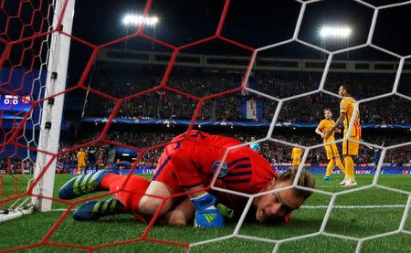 Football Soccer - Atletico Madrid v FC Barcelona - UEFA Champions League Quarter Final Second Leg - Vicente Calderon Stadium - 13/4/16 Barcelona's Marc-Andre ter Stegen looks dejected after Atletico's first goal Reuters / Sergio Perez Livepic