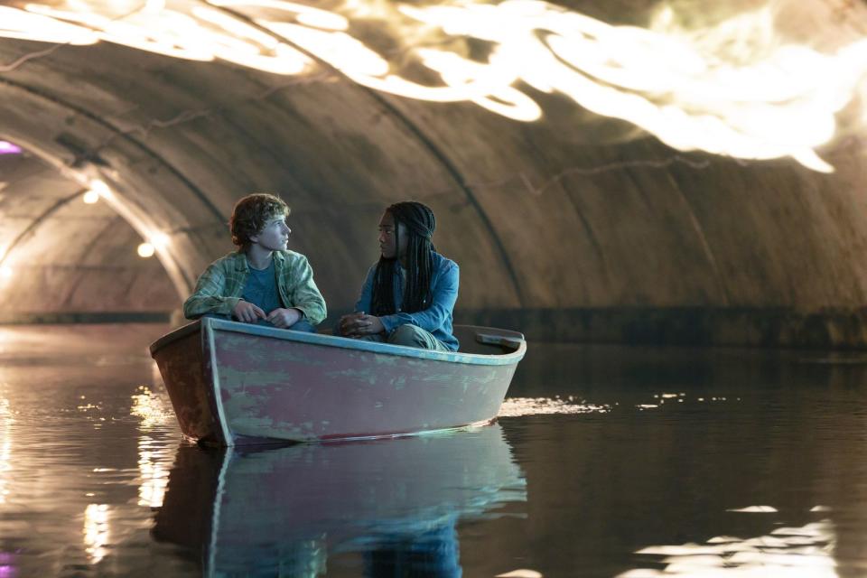 Percy (Walker Scobell) und Annabeth (Leah Sava Jeffries) müssen gemeinsam in die Unterwelt reisen. (Bild: Disney+)