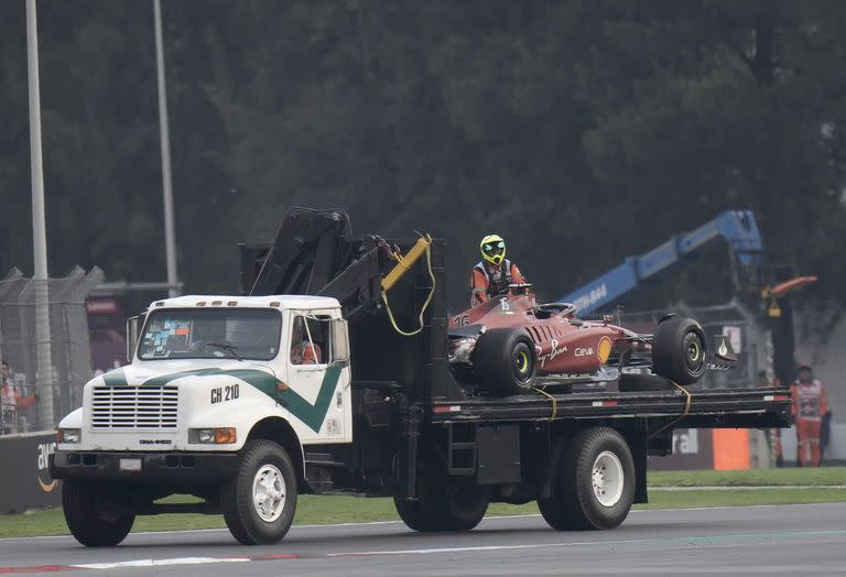 Parte de lo poco llamativo que sucedió en una larga segunda sesión de ensayos en México: el Ferrari de Charles Leclerc se va en camilla después de que el monegasco lo chocara en la curva 7.
