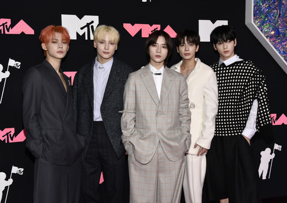 Tomorrow X Together llega a los Premios MTV a los Videos Musicales el martes 12 de septiembre de 2023, en el Prudential Center en Newark, Nueva Jersey. (Foto Evan Agostini/Invision/AP)