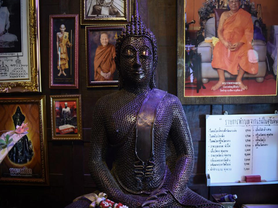 Und neben Superhelden-Tempelwächtern werden im "Ban Hun Lek" auch Buddha-Figuren aus recyceltem Metall hergestellt. (Bild-Copyright: LILLIAN SUWANRUMPHA /AFP)