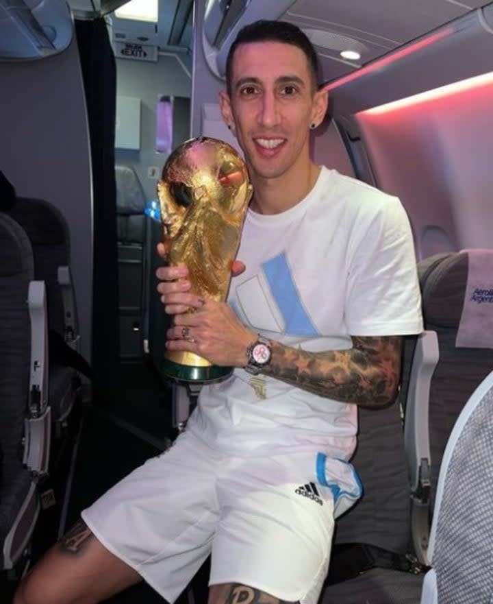 Ángel Di María, con la Copa del Mundo, en el vuelo que los trae de regreso a la Argentina.