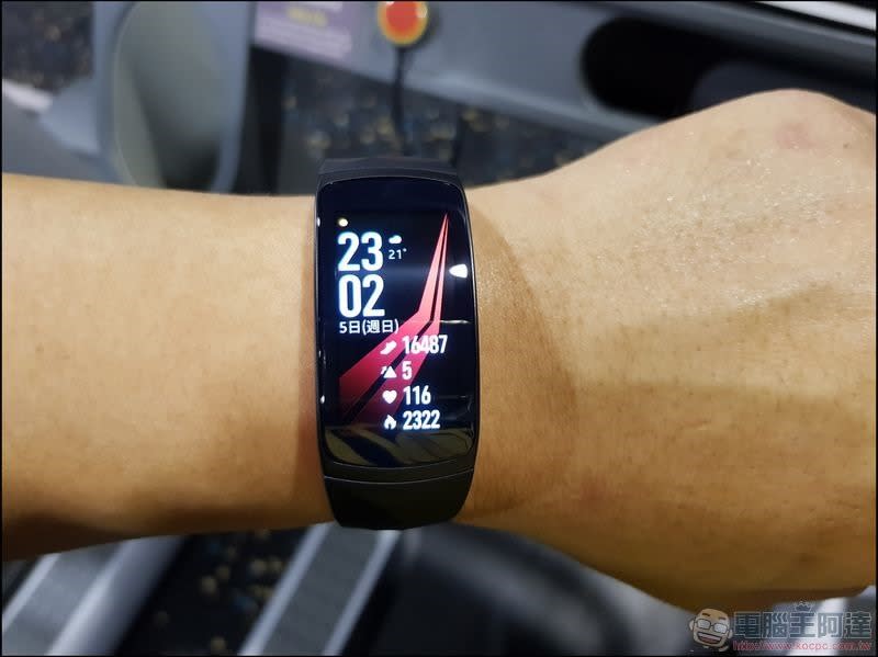 Samsung Gear Fit2 Pro 開箱 、評測 最時尚的 5ATM 運動手環