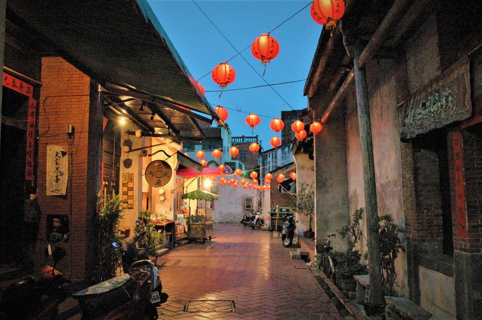 鹿港老街(Photo via Wikimedia, by 林高志, License: CC BY-SA 4.0，圖片來源：https://zh.wikipedia.org/wiki/鹿港老街#/media/File:鹿港老街小巷07.jpg)