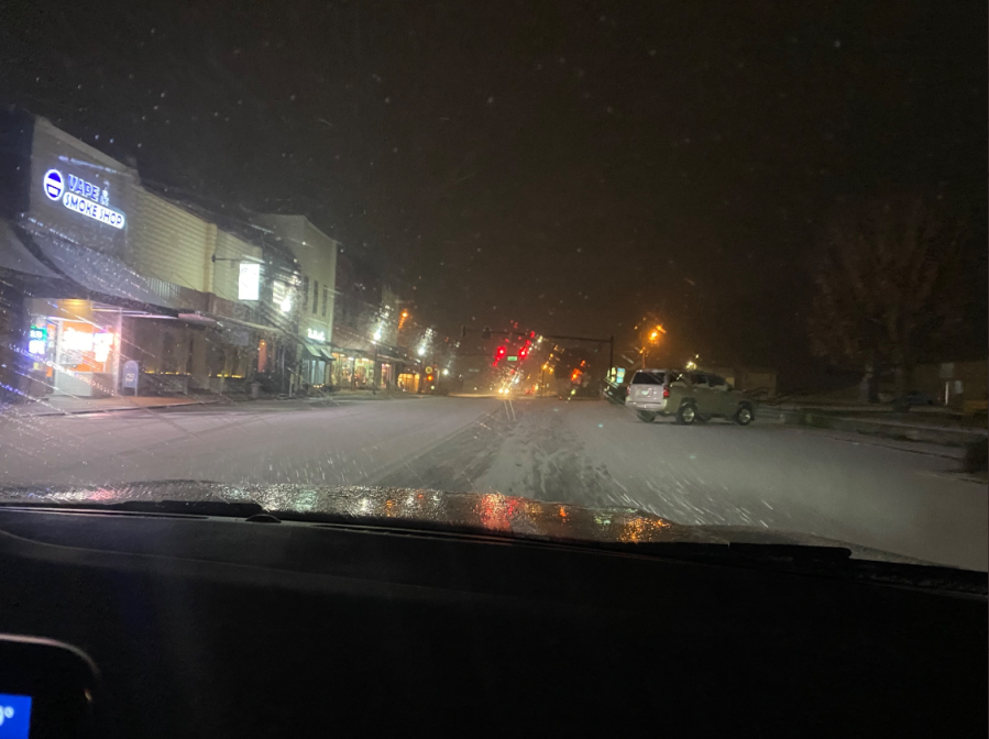 Snowfall in downtown Waverly (Photo: WKRN)