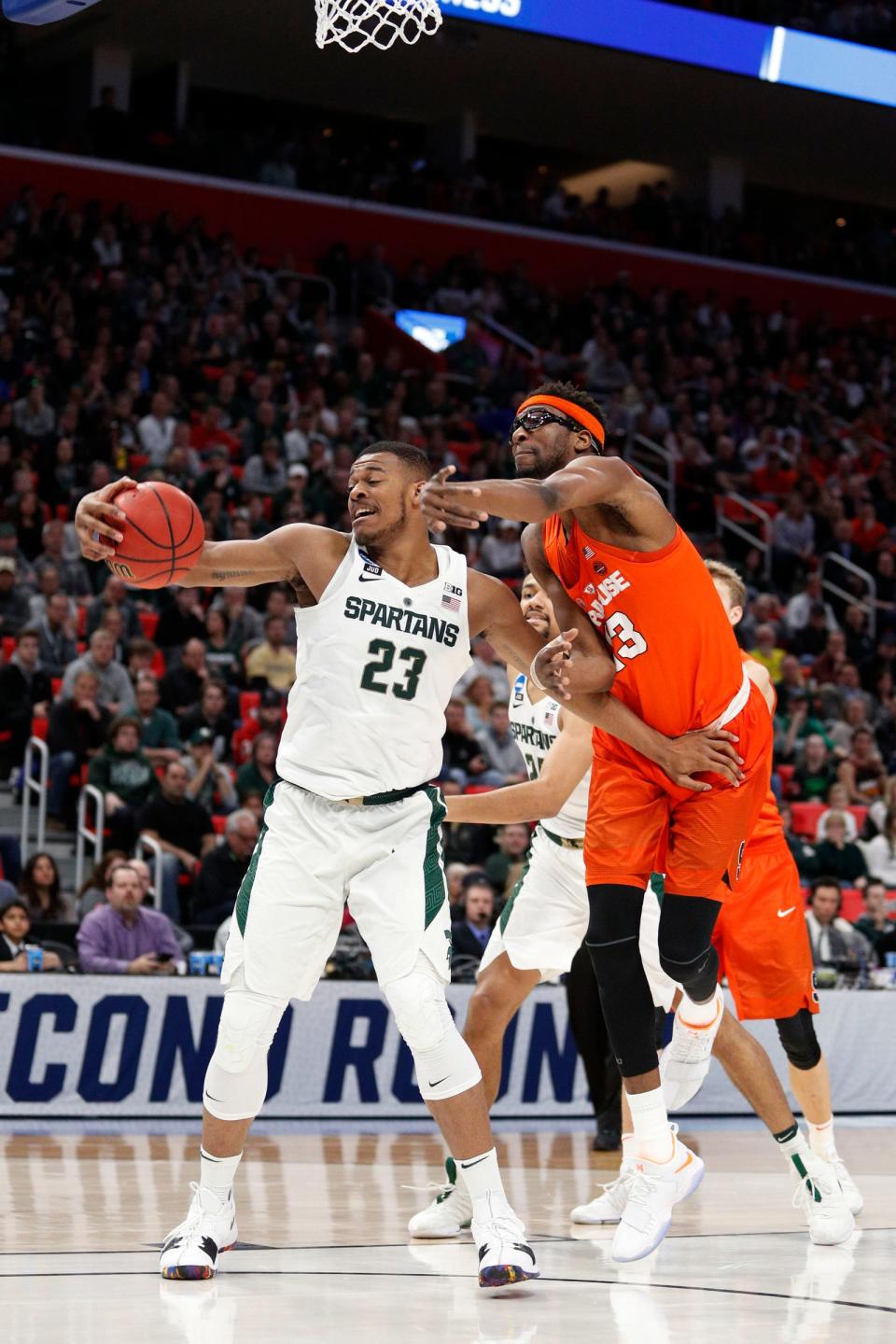 Michigan State forward Xavier Tillman (23) and Syracuse center Paschal Chukwu (13) battle for the ball in the first half in the second round of the 2018 NCAA tournament at Little Caesars Arena on Sunday, March 18, 2018.