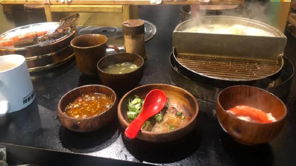 男子到火鍋店用餐，發現白飯有樟腦味。（圖／翻攝自爆廢公社二館）